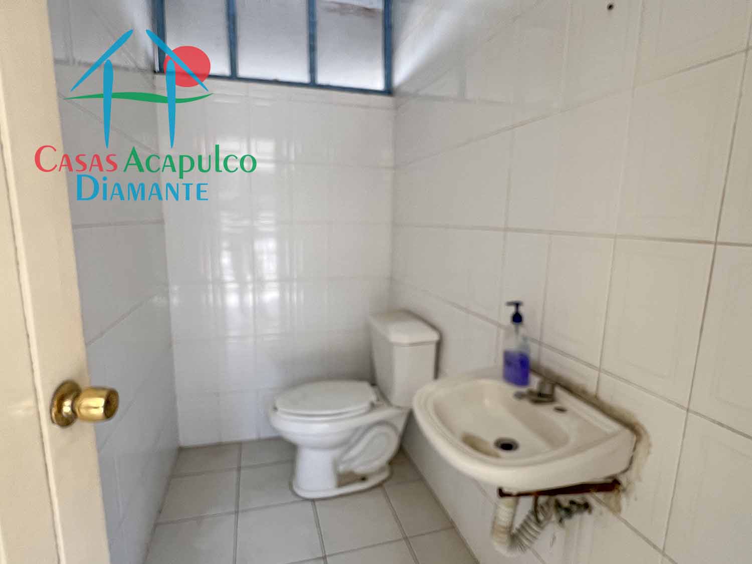 Centro Escolar La Paz sección secundaria - Baños 3